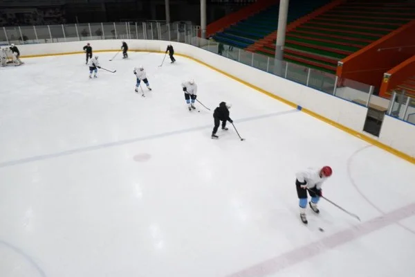 NHL训练营新赛季科罗拉多雪崩麦金农续约谈判与争冠窗口分析